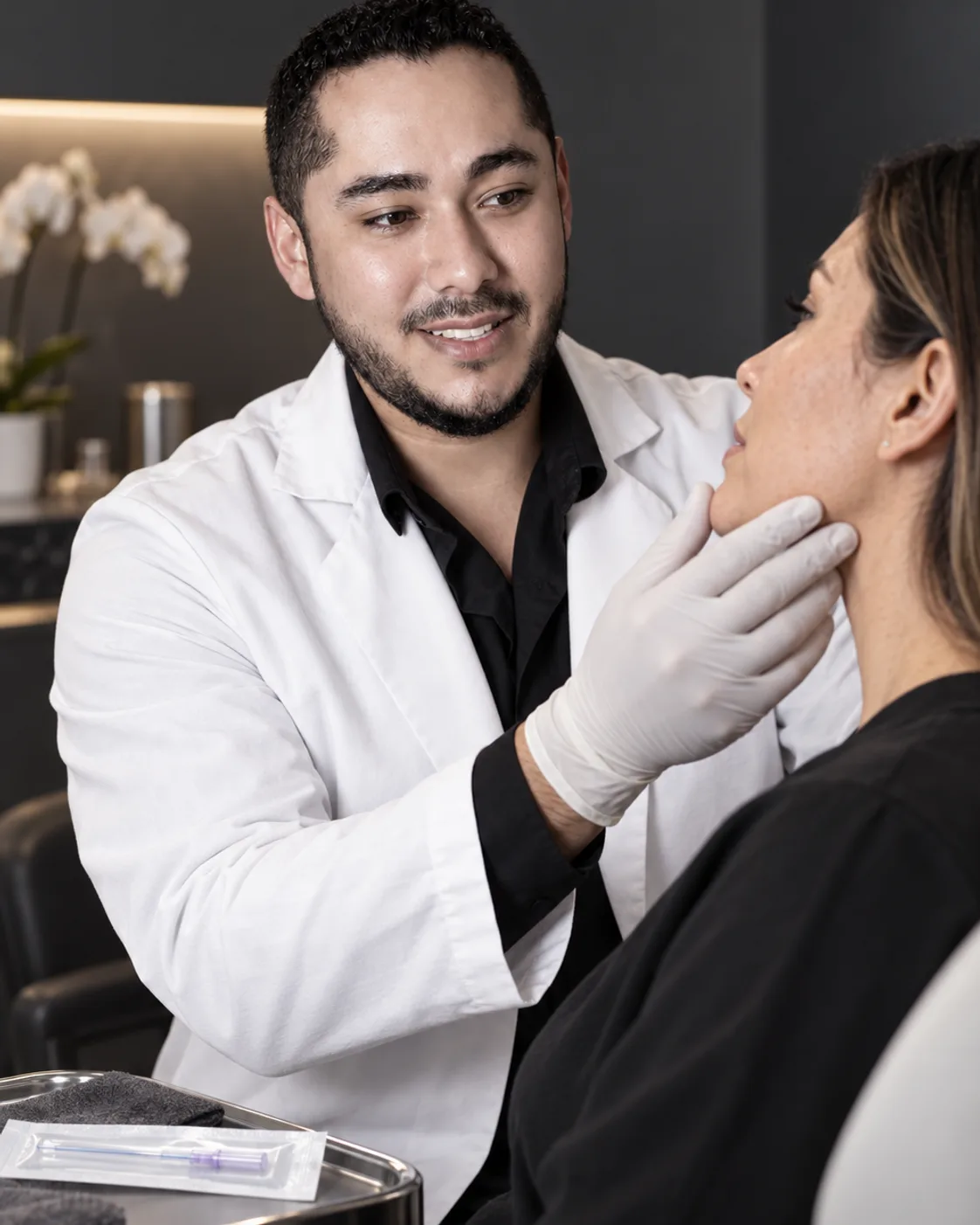 Dr. Barajas valorando el contorno facial antes de considerar hilos tensores